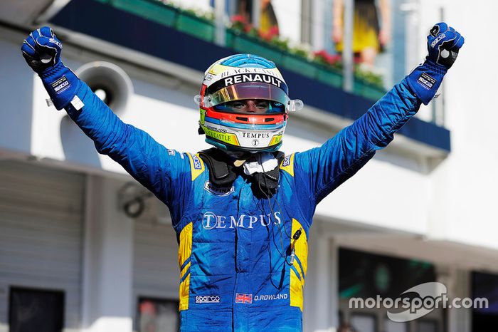 Oliver Rowland (foto) e Nobuharu Matsushita foram os vencedores da F2 em Hungaroring. Sergio Sette Câmara terminou em 14º na primeira prova e 13º na segunda bateria.