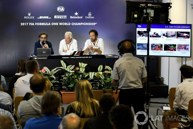 Laurent Mekies, F1 Yarış Direktörü Vekili, FIA, Charlie Whiting, FIA Yarış Direktörü, Matteo Bonciani, Medya Delegesi, Halo tanıtım basın toplantısında