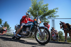 Sebastian Vettel, Ferrari arriva sulla sua Suzuki 750