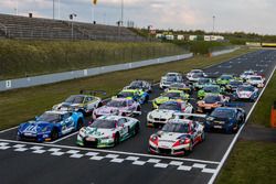 Gruppenfoto: Autos der GT-Masters-Saison 2017