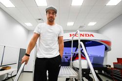 Fernando Alonso vor dem IndyCar-Rennsimulator von Honda Performance Development