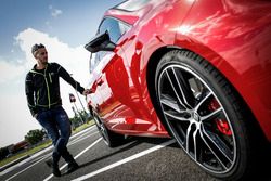 Andrea Dovizioso con la sua SEAT Leon CUPRA