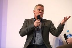 Johnny Herbert est interviewé par Henry Hope-Frost sur la scène Autosport