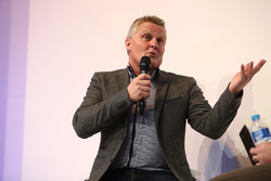 Johnny Herbert est interviewé par Henry Hope-Frost sur la scène Autosport