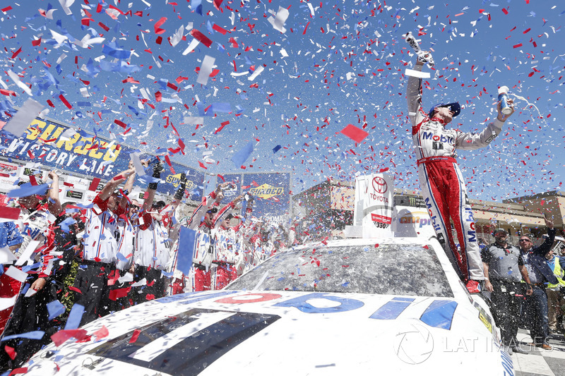 Ganador de la carrera Kevin Harvick, Stewart-Haas Racing Ford