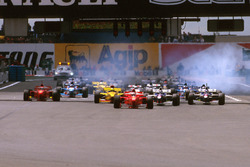 Start zum GP Frankreich 1997 in Magny-Cours: Michael Schumacher, Ferrari F310B, führt