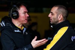 Alan Permane, directeur des opérations piste Renault Sport F1 Team RS17 avec Cyril Abiteboul, directeur général Renault Sport F1