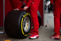 Ferrari mechanics with Pirelli tyres