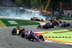 Fernando Alonso, McLaren MCL32 bloque une roue au départ