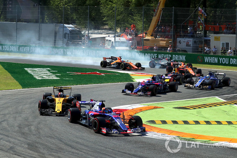 Aksi balapan di chicane pertama
