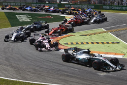 Lewis Hamilton, Mercedes AMG F1 W08, Esteban Ocon, Sahara Force India F1 VJM10, Lance Stroll, Willia