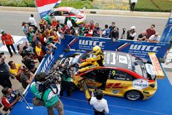 Podium: racewinnaar Tom Coronel, Roal Motorsport, Chevrolet RML Cruze TC1