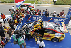 Podium: racewinnaar Tom Coronel, Roal Motorsport, Chevrolet RML Cruze TC1