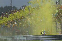 Valentino Rossi, Yamaha Factory Racing à l'arrière d'un scooter après sa chute