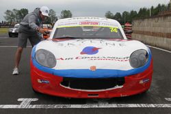 Pietro Fittipaldi adjusts the mirrors of Enzo Fittipaldi