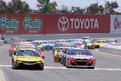 Start: Carl Edwards, Joe Gibbs Racing Toyota leads