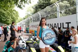 FanBoost, ragazza ai box