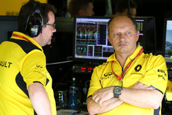 Жюльен Симон-Шотемп, Renault Sport F1 Team и Фредерик Вассёр, гоночный директор Renault Sport F1 Tea