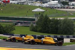 Kevin Magnussen, Renault Sport F1 Team R.S.16 et son équipier Jolyon Palmer, Renault Sport F1 Team R.S.16