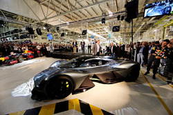Daniel Ricciardo de Australia y Red Bull Racing inspecciona la AM-RB 001 en el Aston Martin y Red Bu