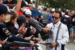 Felipe Massa, Williams, schreibt Autogramme für die Fans