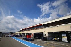 La ligne des stands du Paul Ricard