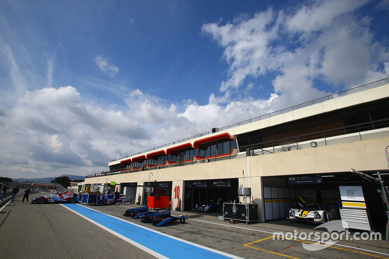 La ligne des stands du Paul Ricard