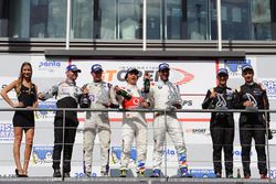 Podio: vincitore della gara #1 BMW Team Teo Martin, BMW M6 GT3: Miguel Ramos, Roldan Rodriguez, al s