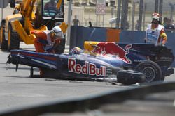 Oficiales de pista retiran el averiado coche de Mark Webber, Red Bull Racing