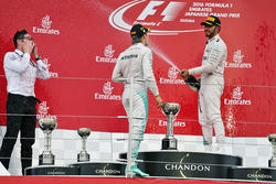 Il podio (da sx a dx): il vincitore della gara Nico Rosberg, Mercedes AMG F1 con il terzo classifica