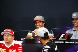 Carlos Sainz Jr., Scuderia Toro Rosso y Lewis Hamilton, Mercedes AMG F1 en la Conferencia de prensa