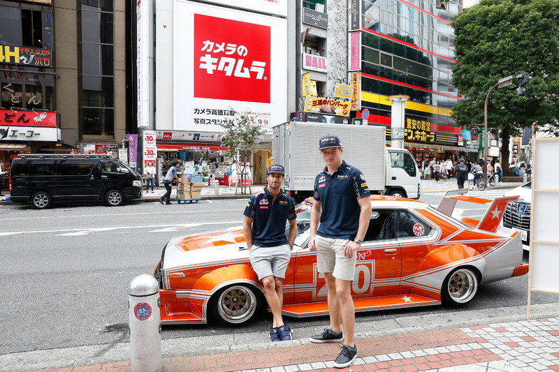 Daniel Ricciardo y Max Verstappen, Red Bull Racing conducen alrededor de Tokio en un coche de Bosozuko