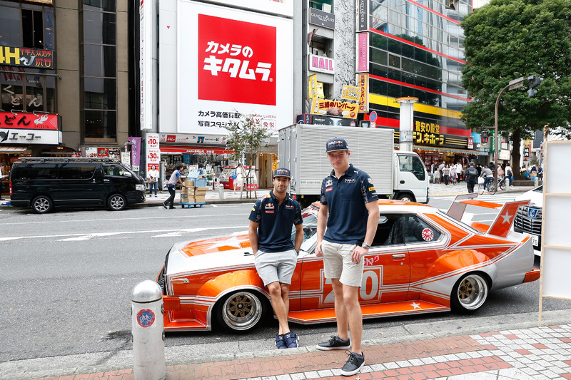 Daniel Ricciardo y Max Verstappen, Red Bull Racing conducen alrededor de Tokio en un coche de Bosozu