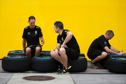 Des mécaniciens Renault Sport F1 Team avec des pneus Pirelli