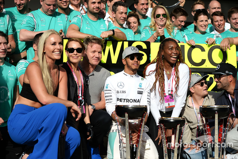 Il vincitore Lewis Hamilton, Mercedes AMG F1 festeggia con Nico Rosberg, Mercedes AMG F1; Lindsey Vonn, sciatore; Gordon Ramsey, Celebrity Chef; Venus Williams, tennista; e il team