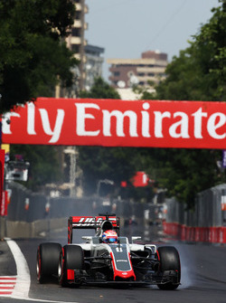 Romain Grosjean, Haas F1 Team VF-16, bloque une roue au freinage