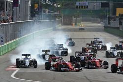 Felipe Massa, Williams FW38 and Sebastian Vettel, Ferrari SF16-H at the start of the race