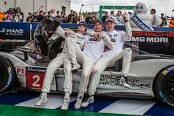 Ganadores de la carrera #2 Porsche Team Porsche 919 Hybrid: Romain Dumas, Neel Jani, Marc Lieb celeb