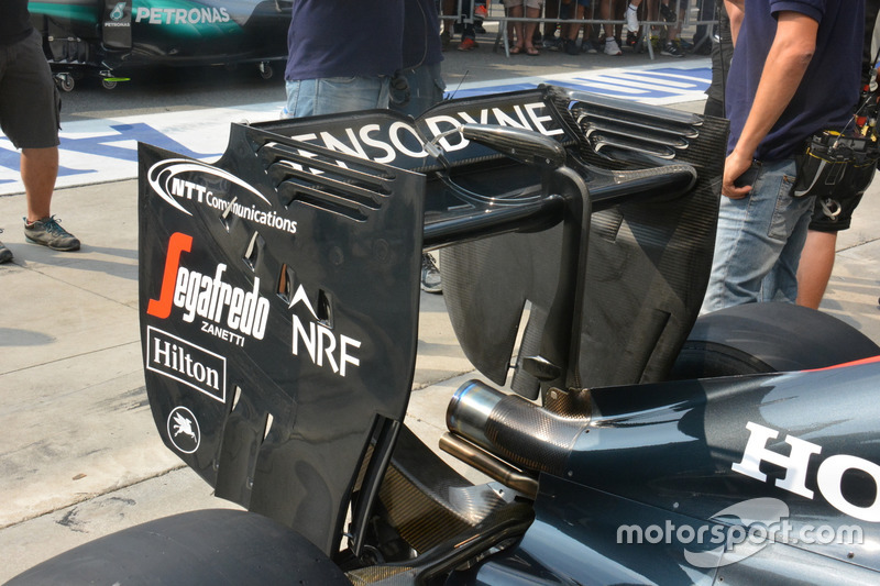 McLaren MP4-31, Rear wing