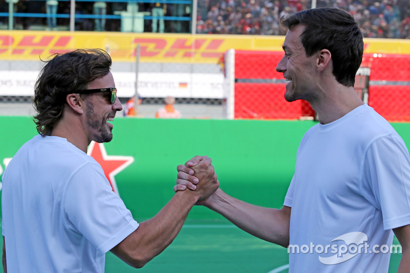 Heineken partita di calcio di beneficenza, Fernando Alonso, McLaren Honda e Jolyon Palmer, Renault S