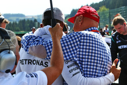 Lewis Hamilton, Mercedes AMG F1 with Niki Lauda, Mercedes Non-Executive Chairman on the grid