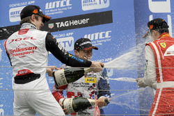 Rookie podium: second place Joel Eriksson, Motopark Dallara F312 Volkswagen; Winner Ben Barnicoat,