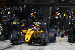 Arrêt aux stands pour Jolyon Palmer, Renault Sport F1 Team