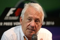 Charlie Whiting, FIA-delegaat, tijdens een FIA persconferentie