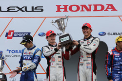 嵯峨宏紀と中山雄一(#31 TOYOTA PRIUS apr GT)