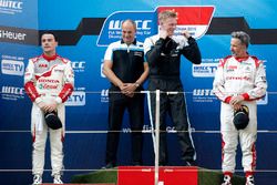 Podium:le vainqueur Thed Björk, Polestar Cyan Racing, Volvo S60 Polestar TC1, le deuxième Norbert Michelisz, Honda Racing Team JAS, Honda Civic WTCC,le troisième Yvan Muller, Citroën C-Elysee WTCC, Citroën World Touring Car team