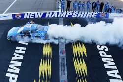 Race winner Kevin Harvick, Stewart-Haas Racing Chevrolet