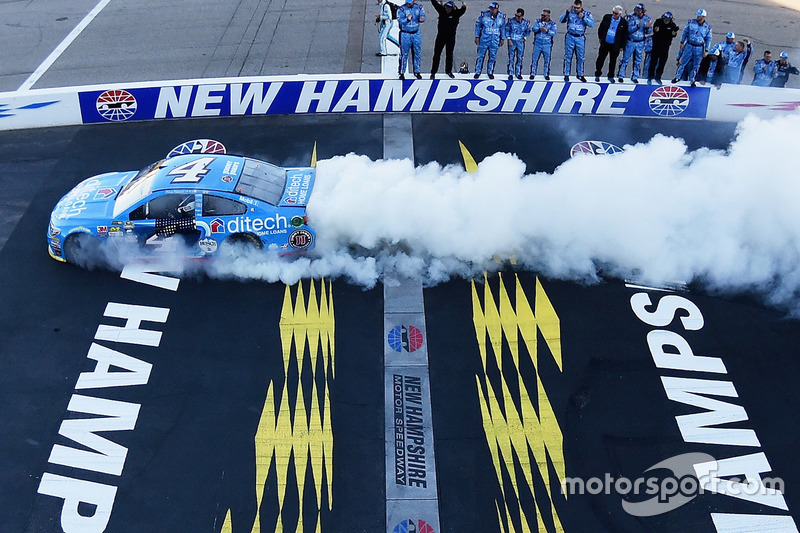 Race winner Kevin Harvick, Stewart-Haas Racing Chevrolet