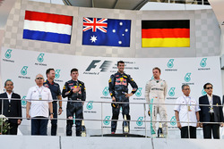 El podio: Max Verstappen, Red Bull Racing, segundo lugar; Daniel Ricciardo, Red Bull Racing gandor d