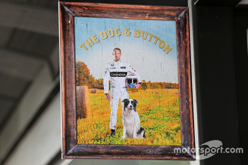 Decoração de "mini-pub" em homenagem a Jenson Button.